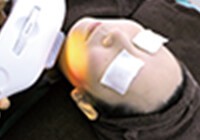 CLEAR/SP-efで顔を照射している写真