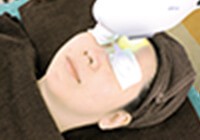 CLEAR/SP-efで顔を照射している写真